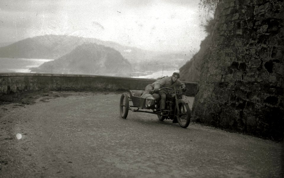 Carrera de automóviles y motocicletas por el Paseo del Faro (4 de 6) - Fondo Car-Kutxa Fototeka