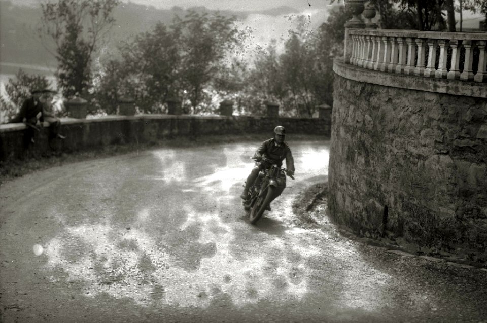 Carrera de automóviles y motocicletas por el Paseo del Faro (2 de 6) - Fondo Car-Kutxa Fototeka