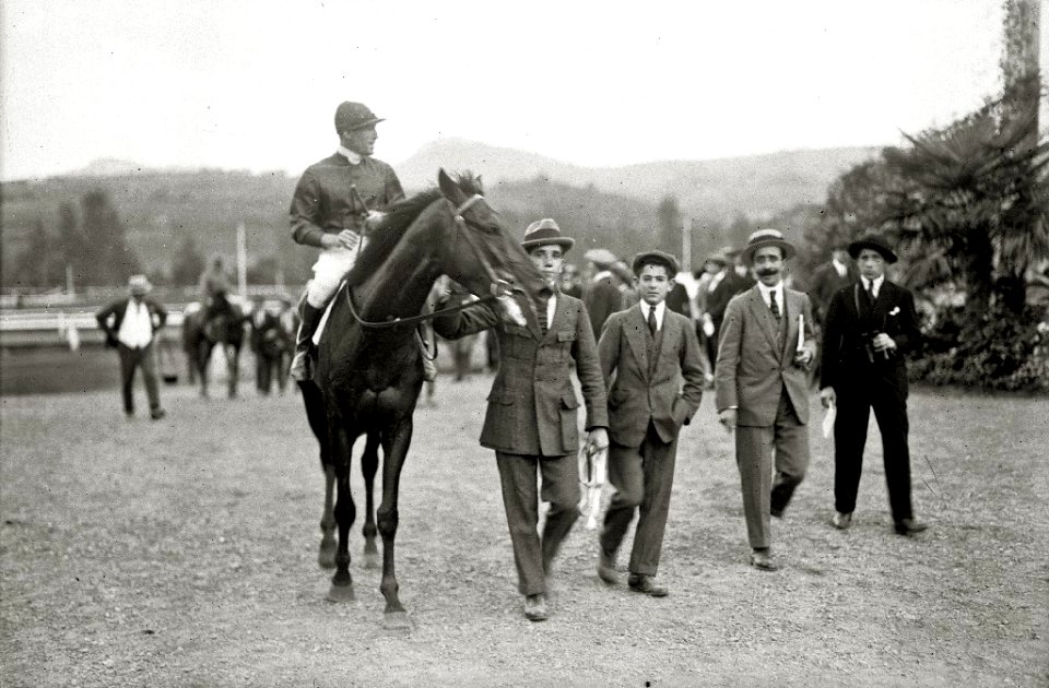 Carreras de caballos en el hipódromo de Lasarte (24 de 24) - Fondo Car-Kutxa Fototeka