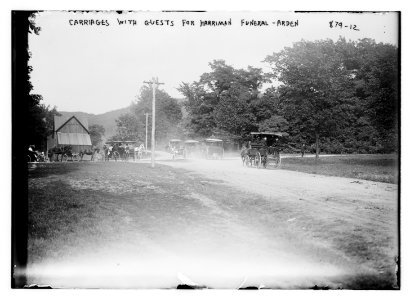 Carriages with guests for Harriman funeral, Arden LCCN2014684221