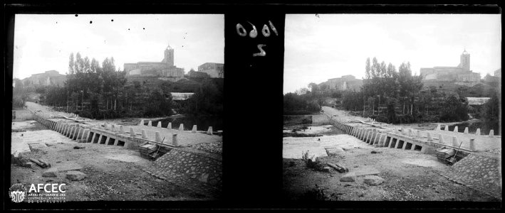 Carretera en construcció a l'entrada de Bàscara i Església de Sant Iscle al fons