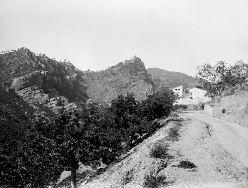 Carretera amb el castell d'Aranprunya al fons (AFCEC VIDAL 18X24 109) Restored