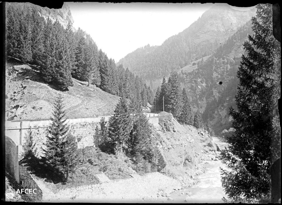 Carretera a l'entrada del congost de Via Mala