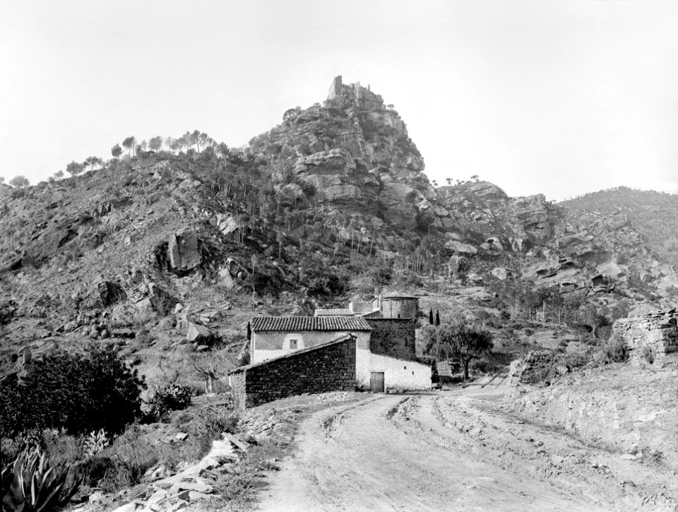 Carretera amb el castell d'Aranprunya al fons Restored
