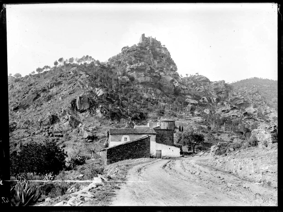 Carretera amb el castell d'Aranprunya al fons