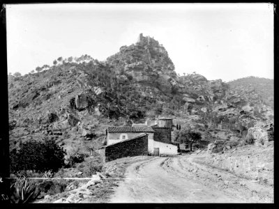 Carretera amb el castell d'Aranprunya al fons