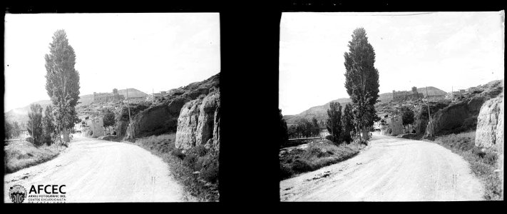 Carretera d'entrada a Vall-de-roures i el poble al fons