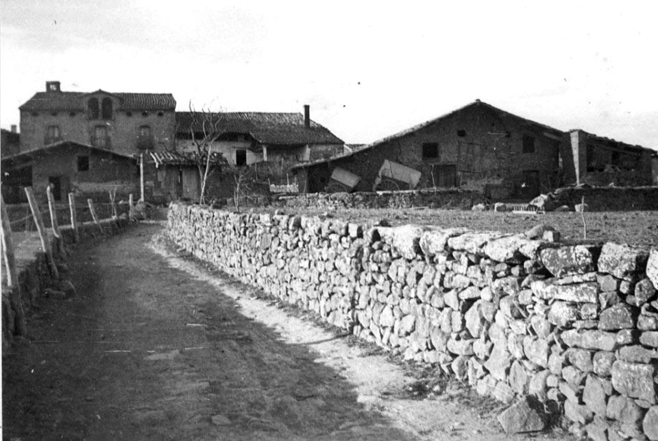 Carretera de Freixinet i masies al fons