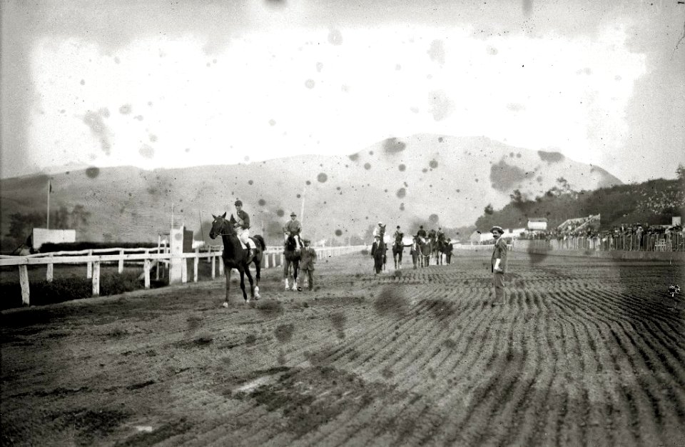 Carreras de caballos en el hipódromo de Lasarte (23 de 24) - Fondo Car-Kutxa Fototeka
