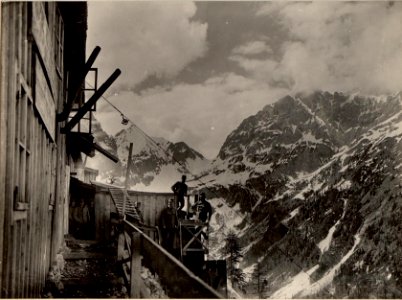 Cellonalpe Kote 1526, Seilbahnstation und Zentrale mit Elektrozug 99-32 LL., aufgenommen am 1. Mai 1916 (BildID 15473717)