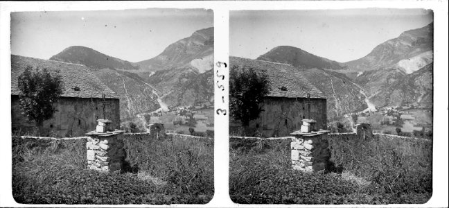 Cementiri i finestres amb vista de la Vall de Boí al fons