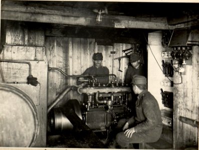 Cellonalpe kote 1526, Benzinmotor und Schalttafel des Elektrozuges 99-32 LL., aufgenommen am 1. Mai 1916 (BildID 15473731)