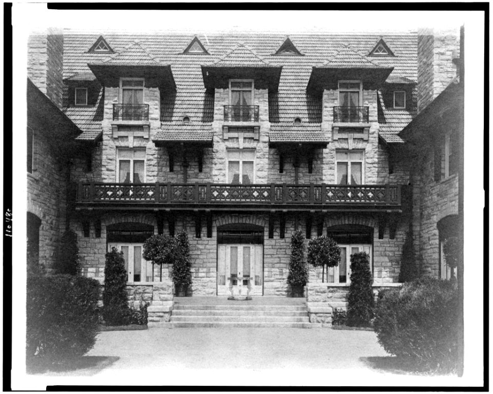 Center part of facade of home of Edmund Cogswell Converse, Greenwich, Connecticut LCCN94502480