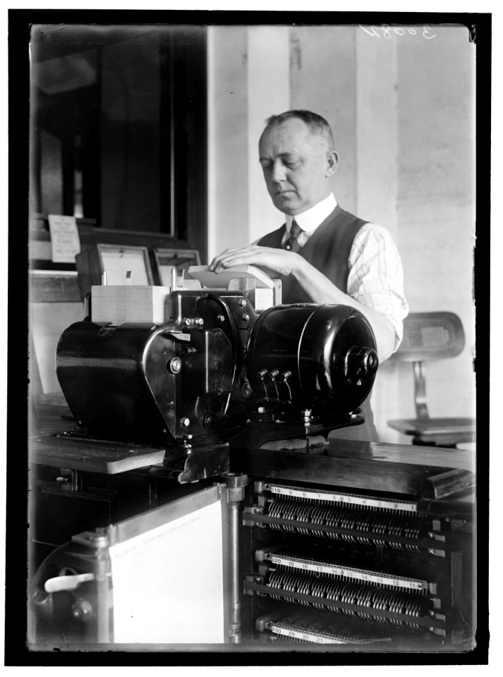 CENSUS BUREAU. DEPARTMENT OF COMMERCE. TABULATING MACHINE LCCN2016869775