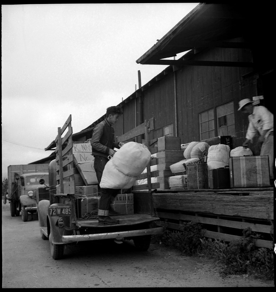 Centerville, California. Piling baggage of evacuees from this Alameda County farming community on t . . . - NARA - 537545