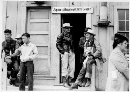 Centerville, California. Early comers arrive at evacuation meeting place in this Alameda County far . . . - NARA - 537547