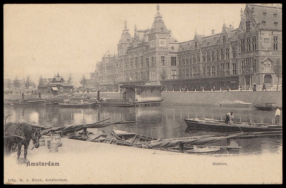 Centraal Station, Stationsplein met op de voorgrond de Prins Hendrikkade met 3 aangemeerde zeilpramen in het Open Havenfront, Afb PBKD00224000017