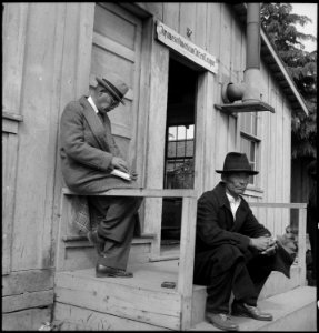 Centerville, California. Evacuees of Japanese ancestry waiting in front of the Japanese American Ci . . . - NARA - 537565