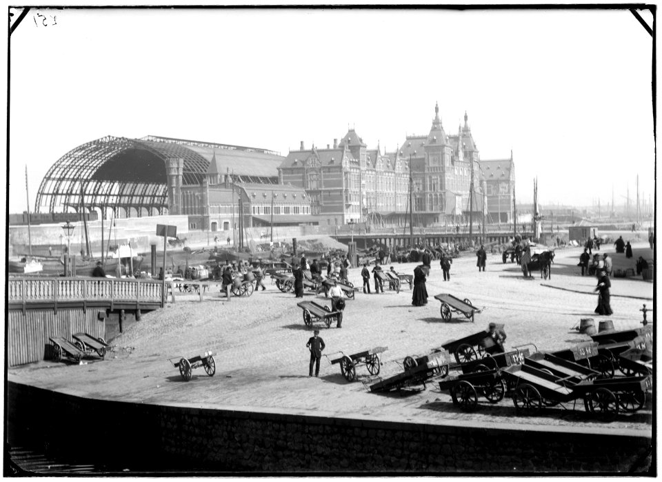 Centraal Station gezien vanuit zuidwestelijke richting vanaf de Prins Hendrikkade tijdens de werkzaamheden aan de overkapping