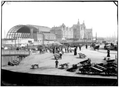 Centraal Station gezien vanuit zuidwestelijke richting vanaf de Prins Hendrikkade tijdens de werkzaamheden aan de overkapping