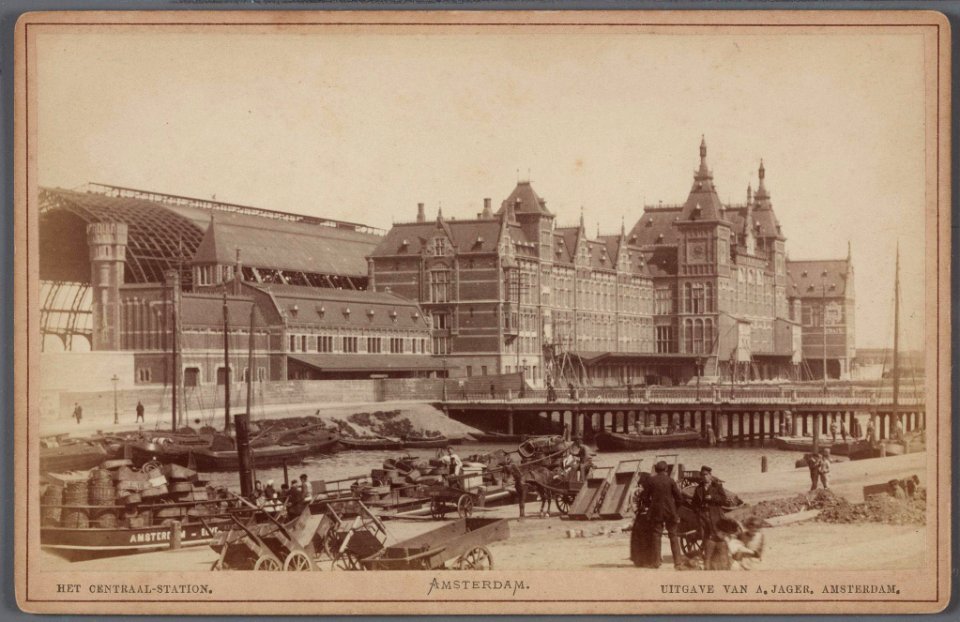 Centraal Station gezien in noordoostelijke richting vanaf de Prins Hendrikkade