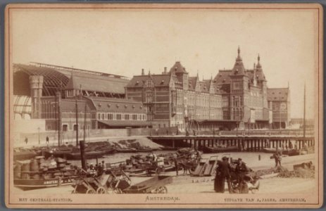 Centraal Station gezien in noordoostelijke richting vanaf de Prins Hendrikkade photo