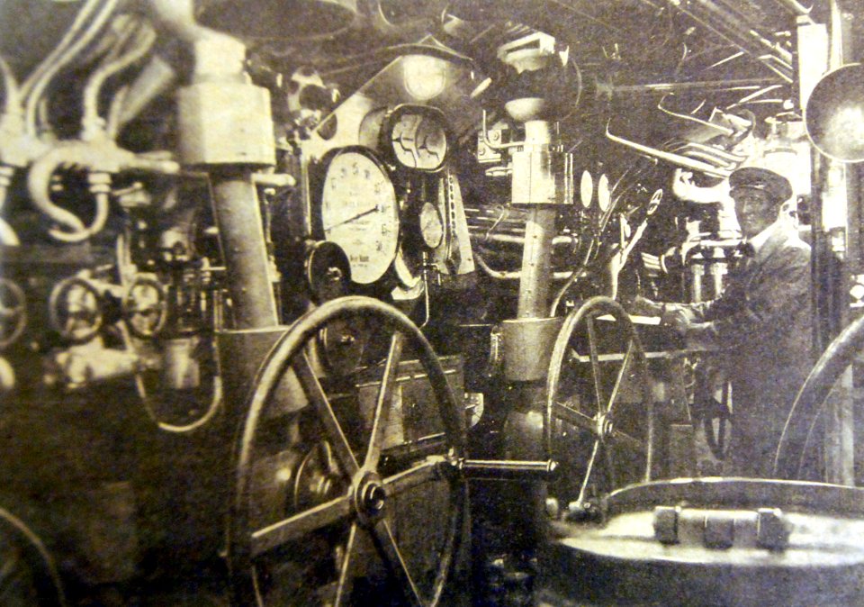 Central command area of German U-boat (32416185293)