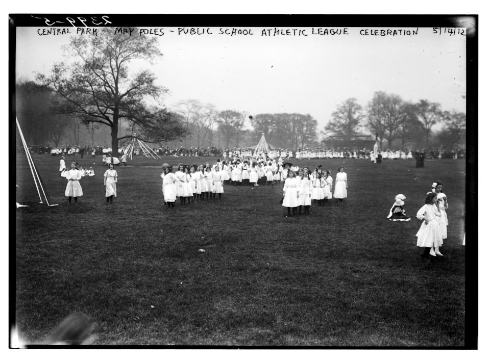Central Park - Maypoles - Public school athletic league celebration LCCN2014690388
