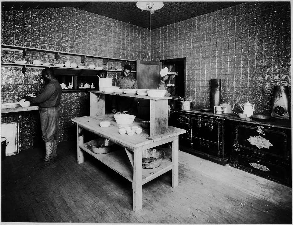 Central Park Officers' House, Camp Mills Branch,Long Island. This club with all its furnishings is . . . - NARA - 533626