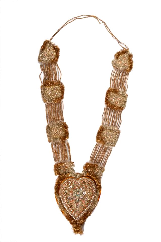 Ceremonial welcome necklace given to First Lady Jacqueline Kennedy by Prime Minister Nehru during her state visit to India in 1962 (3)