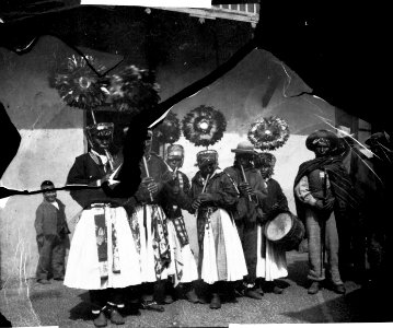 Ceremoniellt klädda indianer utanför kyrka. Pelechuco. Bolivia - SMVK - 002450