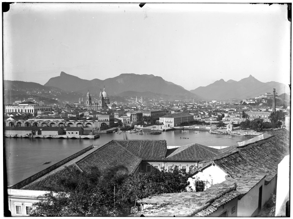 Centro do Rio de Janeiro visto a partir da Ilha das Cobras