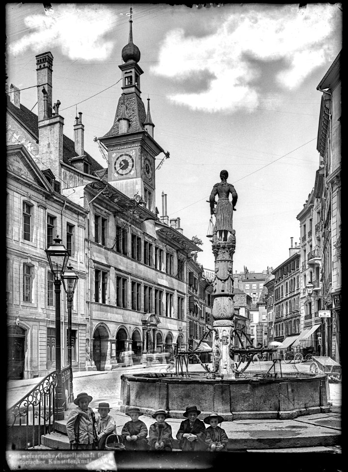 CH-NB - Lausanne, Fontaine de la Justice, vue d'ensemble - Collection Max van Berchem - EAD-7282