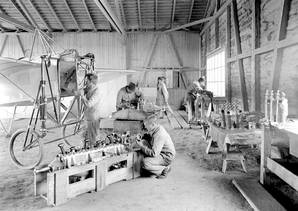 Der ausgebaute Motor eines Flugzeugs wird saniert - CH-BAR - 3239661