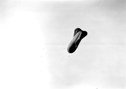 Der Ballon hoch in der Luft an seinem Halteseil - CH-BAR - 3241336