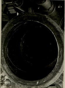 Der am 17. März 1916 durch Rohrabreissen unbrauchbar gewordene 30.5 cm Mörser. Blick in die Wiege zur Abriss-Stelle. (BildID 15468697)