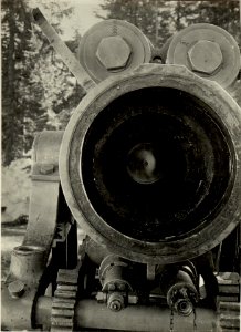 Der am 17. März 1916 durch Rohrabreissen unbrauchbar gewordene 30.5 cm Mörser. Blick in die Wiege zur Abrissstelle. (BildID 15468690)