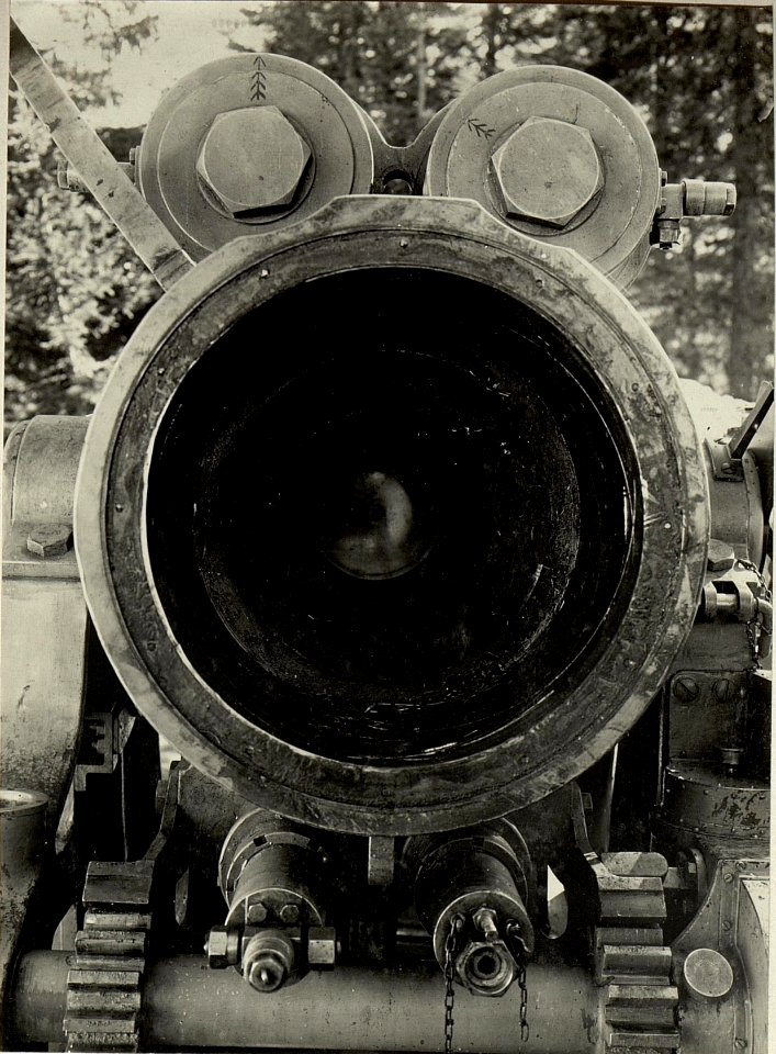 Der am 17. März 1916 durch Rohrabreissen unbrauchbar gewordene 30.5 cm Mörser. Blick in die Wiege zur Abrissstelle. (BildID 15468683)