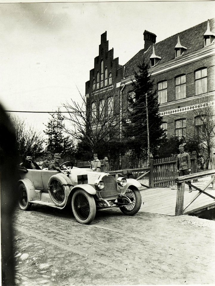 Der Armeekommandant verlässt das Armeekommandogebäude, 8.April 1917. (BildID 15590366)