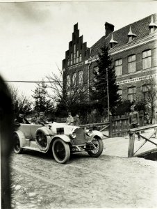 Der Armeekommandant verlässt das Armeekommandogebäude, 8.April 1917. (BildID 15590366)