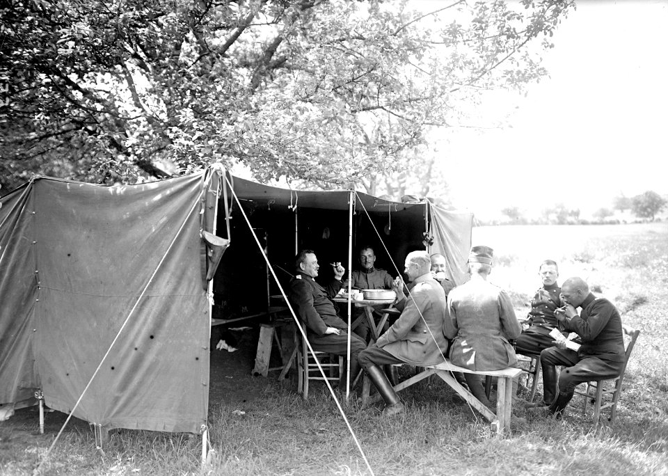 Der Bataillonsstab beim Mittagessen im Felde - CH-BAR - 3240519