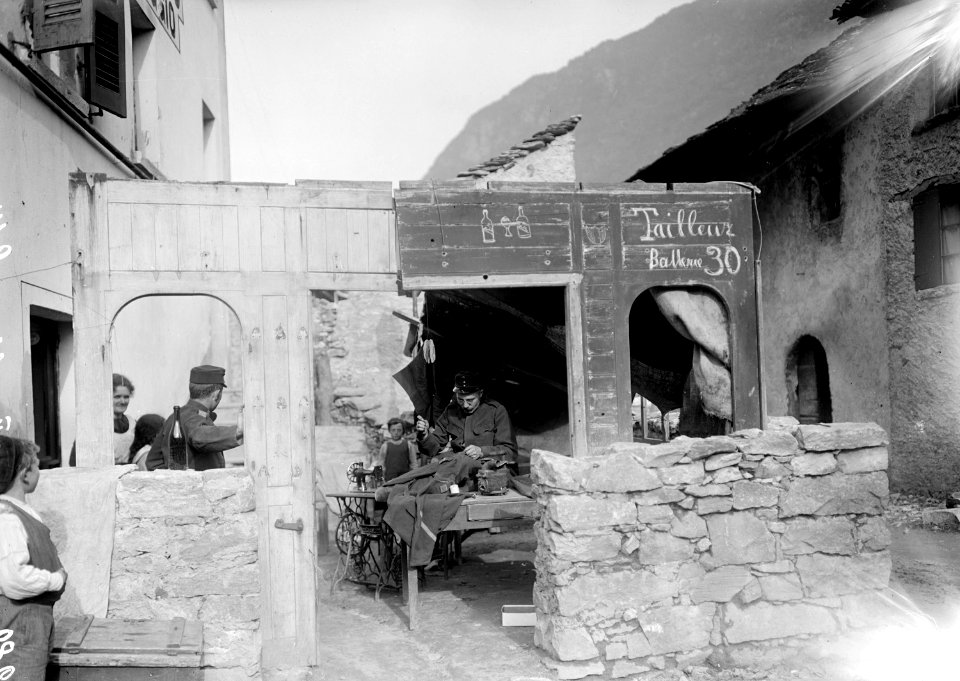 Der Batterieschneider bei der Arbeit - CH-BAR - 3238598