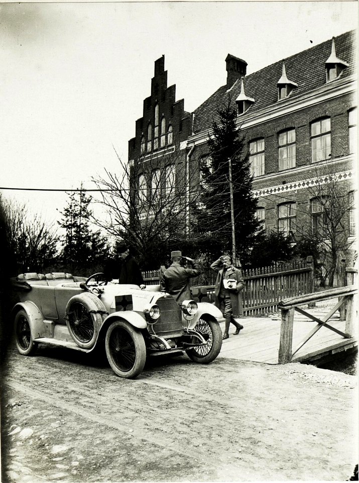 Der Armeekommandant verlässt das Armeekommandogebäude, 8.April 1917. (BildID 15590359)