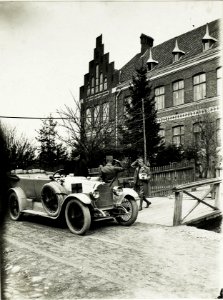 Der Armeekommandant verlässt das Armeekommandogebäude, 8.April 1917. (BildID 15590359)