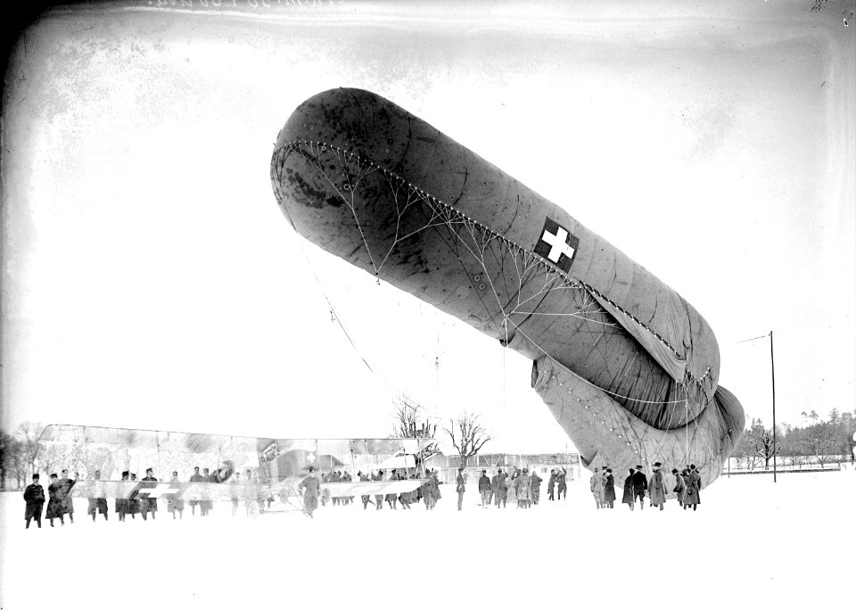 Der Fesselballon und der Henri Farlan Doppeldecker - CH-BAR - 3240302