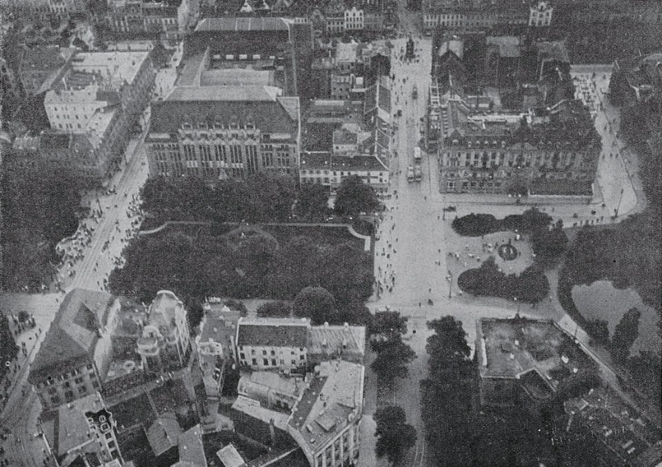 Der Corneliusplatz in Düsseldorf. Aufnahme aus dem Luftschiff Charlotte von Julius Söhn, Juli 1912