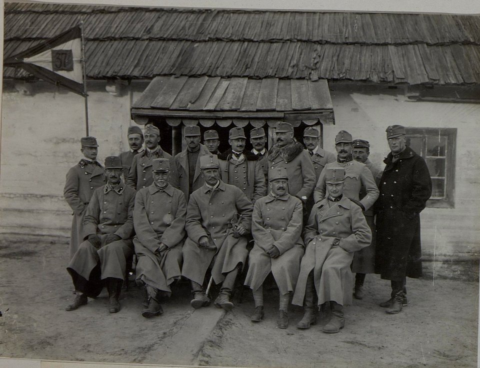 Der Divisionsstab der 37. Honvedinfanteriedivision, Generalmajor Koloman Tabajdi und sein Stabschef, Major des Generalstabs Kamillo Karpathy in Wola Kotowskaja, aufgenommen am 21.11.1915. (BildID 15455667)