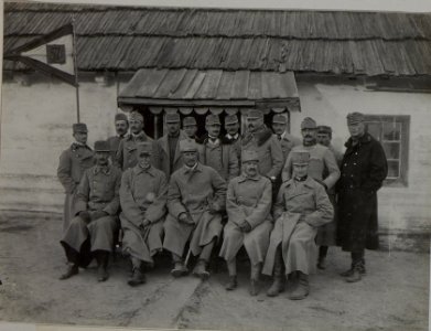 Der Divisionsstab der 37. Honvedinfanteriedivision, Generalmajor Koloman Tabajdi und sein Stabschef, Major des Generalstabs Kamillo Karpathy in Wola Kotowskaja, aufgenommen am 21.11.1915. (BildID 15455667)
