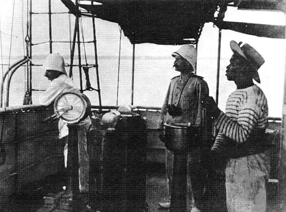 Der ehemalige deutsche Regierungsdampfer HERZOGIN ELISABETH als französisches Hilfspatrouillenboot MARGARED ELISABETH 1916 vor Kamerun