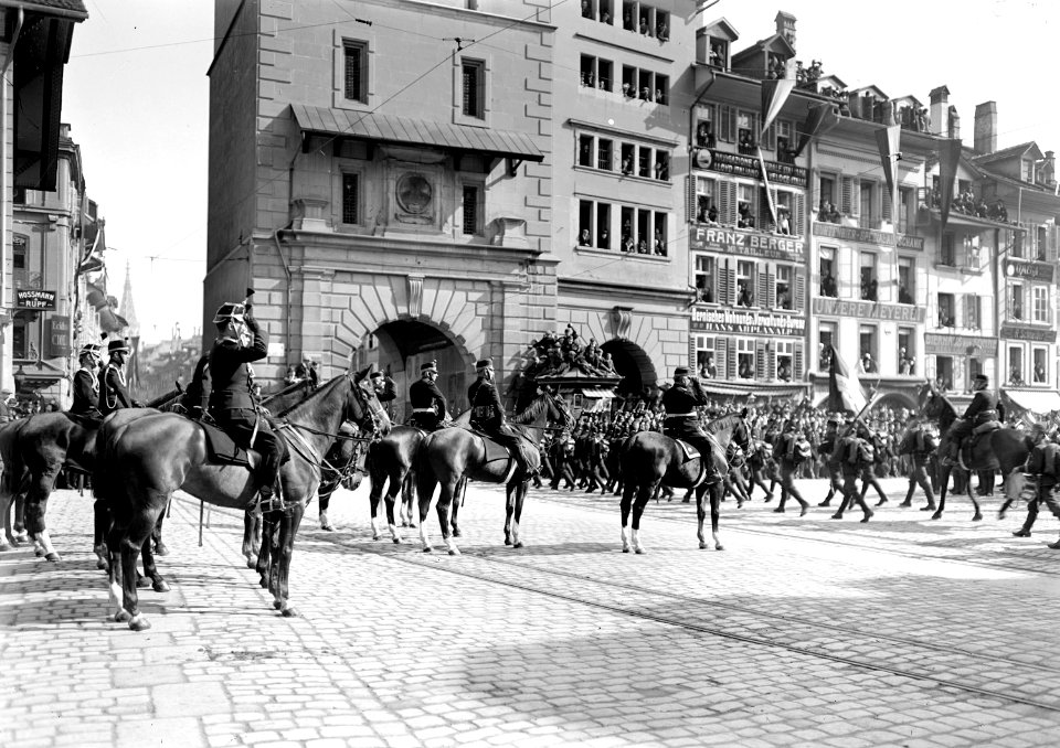 Der Generalstab beim Grüssen der Regimentsfahne - CH-BAR - 3238229